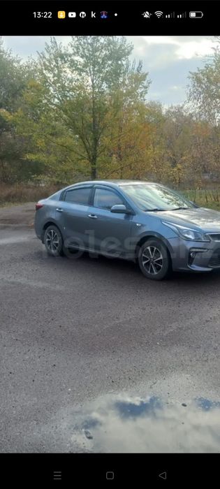 Продаю машину кия рио.