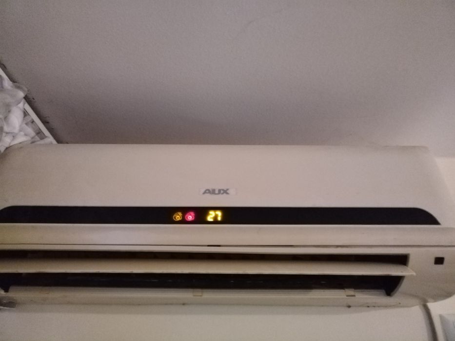 Два броя работещи климатици