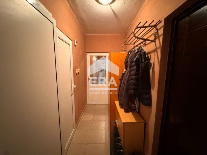 Двустаен, среден апартамент с югоизточно изложение в кв. "Владиславово