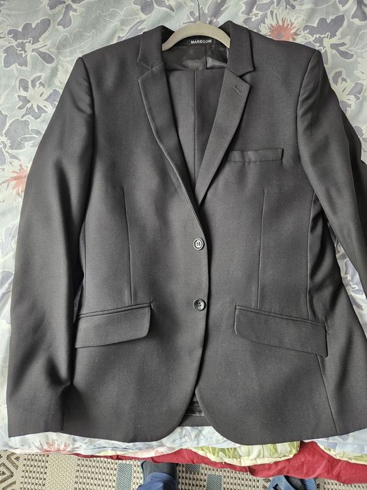 Vând costum de bărbați negru nr 48 . Made în Romània.