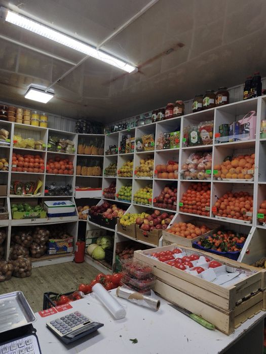 Овощной киоск продается