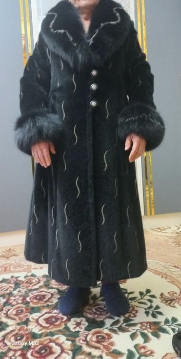 Ayollar paltosi sotiladi