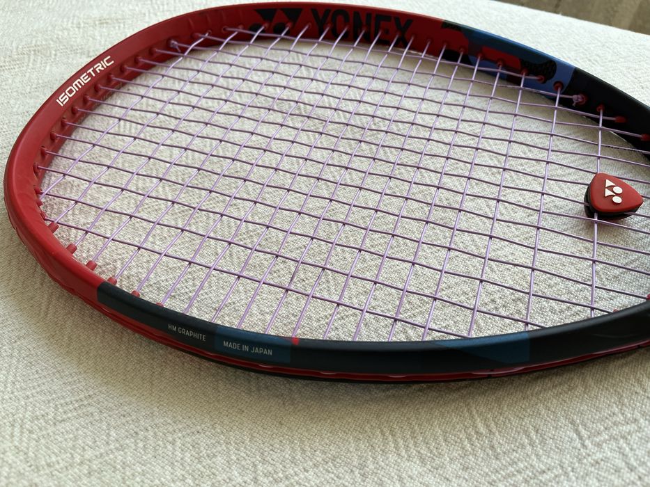 Ракета за тенис Yonex. Isometric