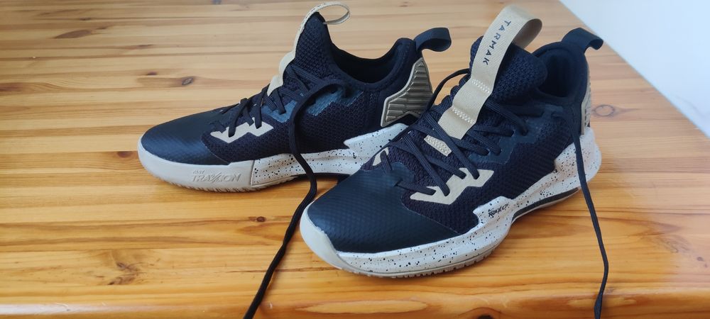 Продам кросы для баскетбола.