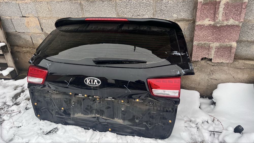 Крышка багажника Kia Carnival