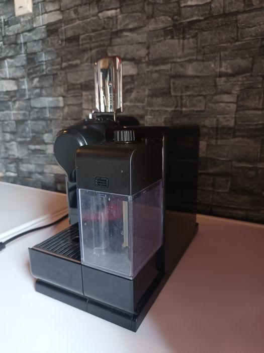 Кафемашина с капсули Nespresso Lattissima Touch EN560