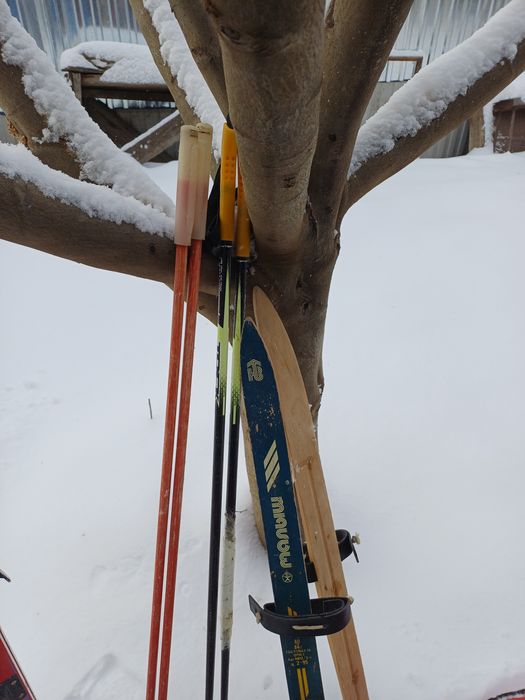 Продам лыжи, снегоход, коньки.