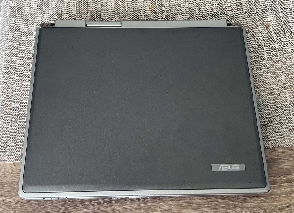 Laptop retro ASUS A2500S Pentium 4 Radeon 9600 pentru colecționari