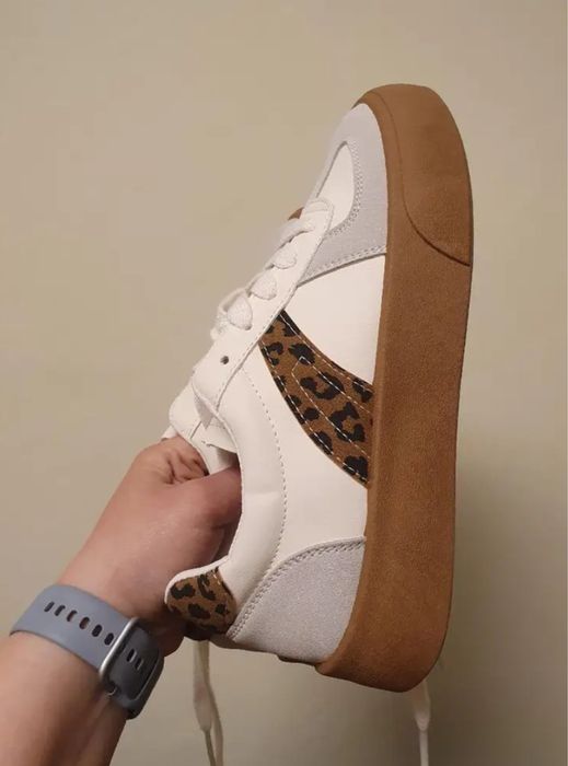 Продам женские кроссовки