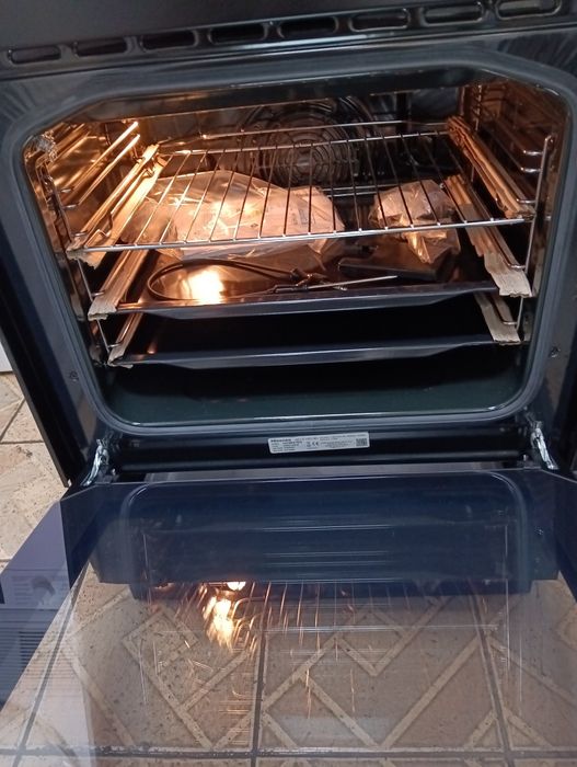 Чисто нова черна печка  с индукционни котлони  с две години Гаранция!