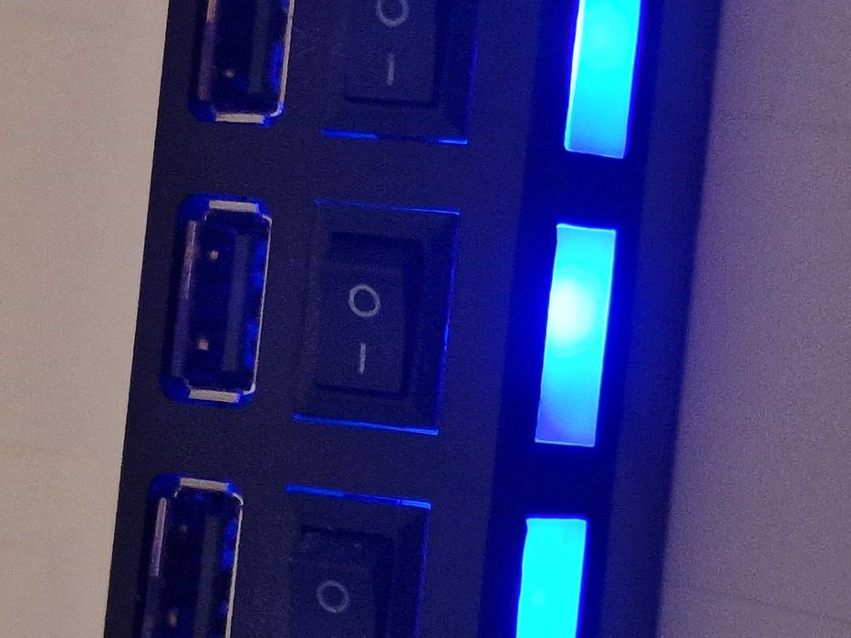 Hub USB cu 8 porturi si întrerupător