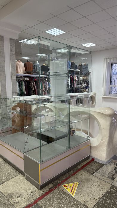 Витрины, стеллажи стеклянные