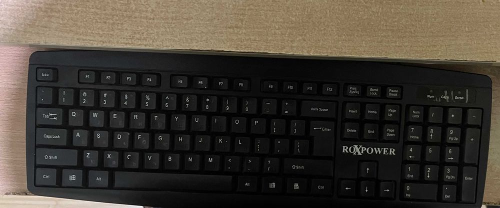 Монитор Samsung, тонколони Logitech, камера и клавиатура