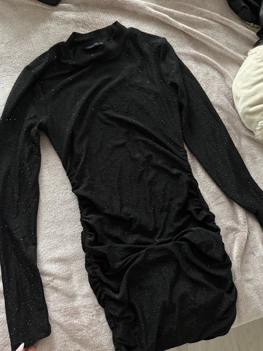 черна бляскава рокля