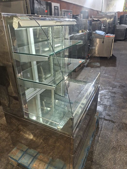 Хладилна витрина отворена