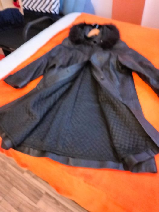 Vând haina de piele lunga