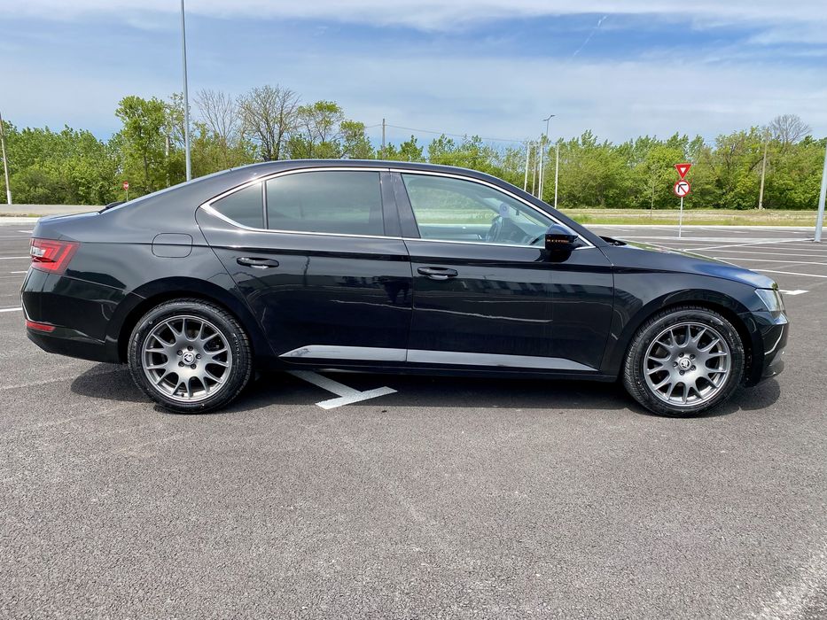 Skoda Superb 2.0 diesel 150cp Car Vertical