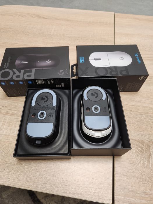 Logitech G Pro X Superlight 2 (черна) и G Pro X Superlight (бяла)