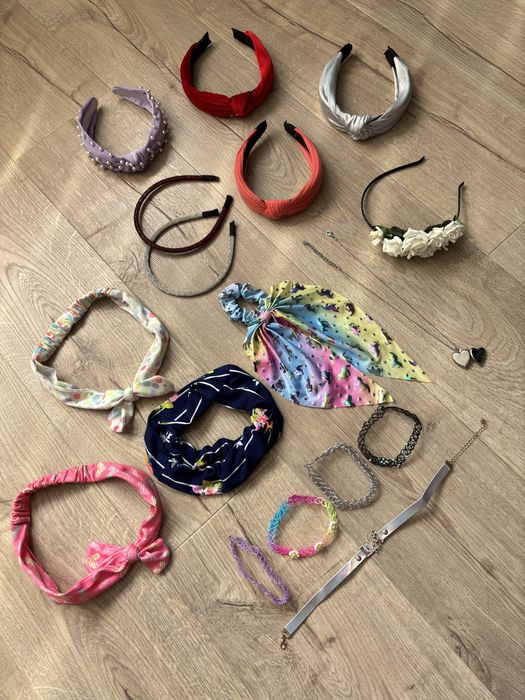 Диадеми 7бр.  Чокъри 5 бр.  Ленти за коса 3 бр.