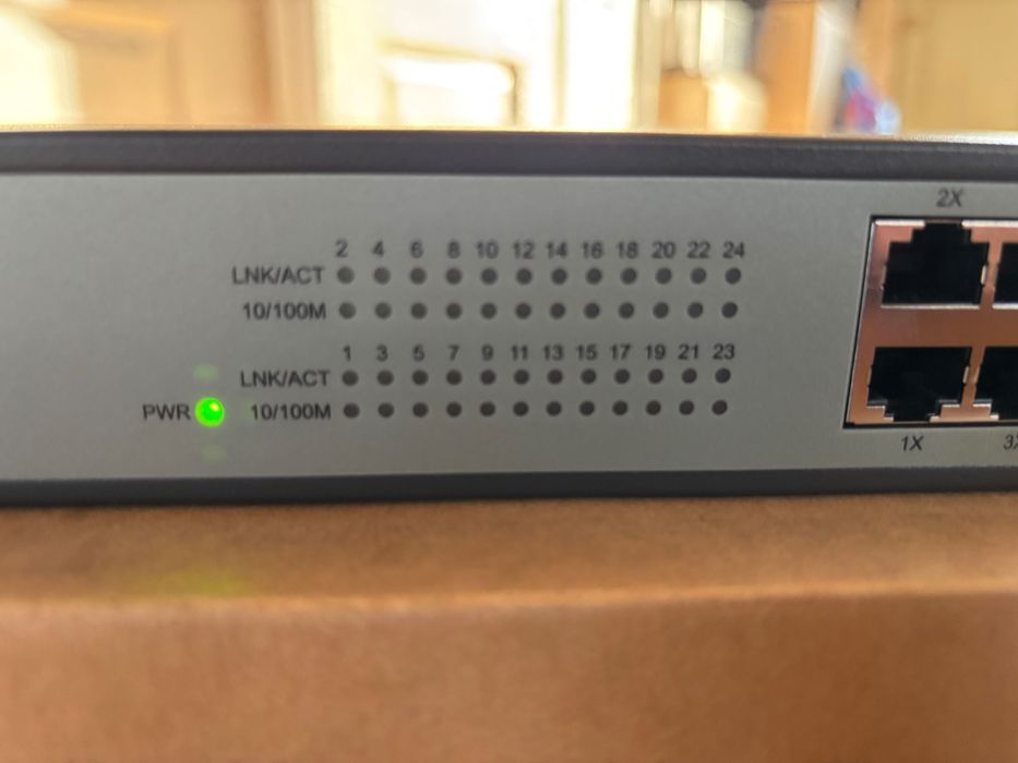 Ethernet Switch ST3124 Netis 24 Porturi 10/100Mbps Montabil in Rack