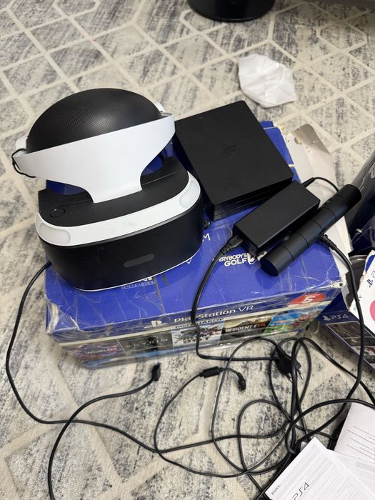 Продам PS4 PRO с VR и дисками