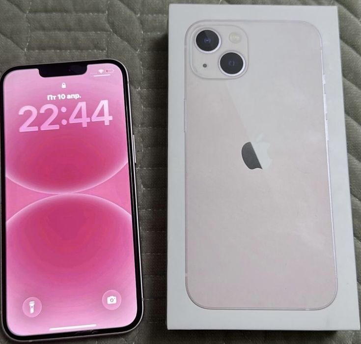 iPhone 13 розовый