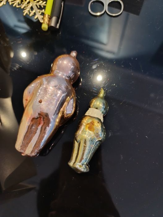 Старинные новогодние игрушки космонавты и клоун с дудочкой на прищепке