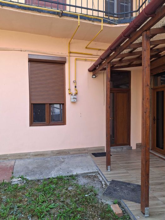 Vand apartament una cameră, direct proprietar, fara comision, situat in Arad, ultracentral, Piata Reconcilierii, parter, pret 51.900 euro negociabil