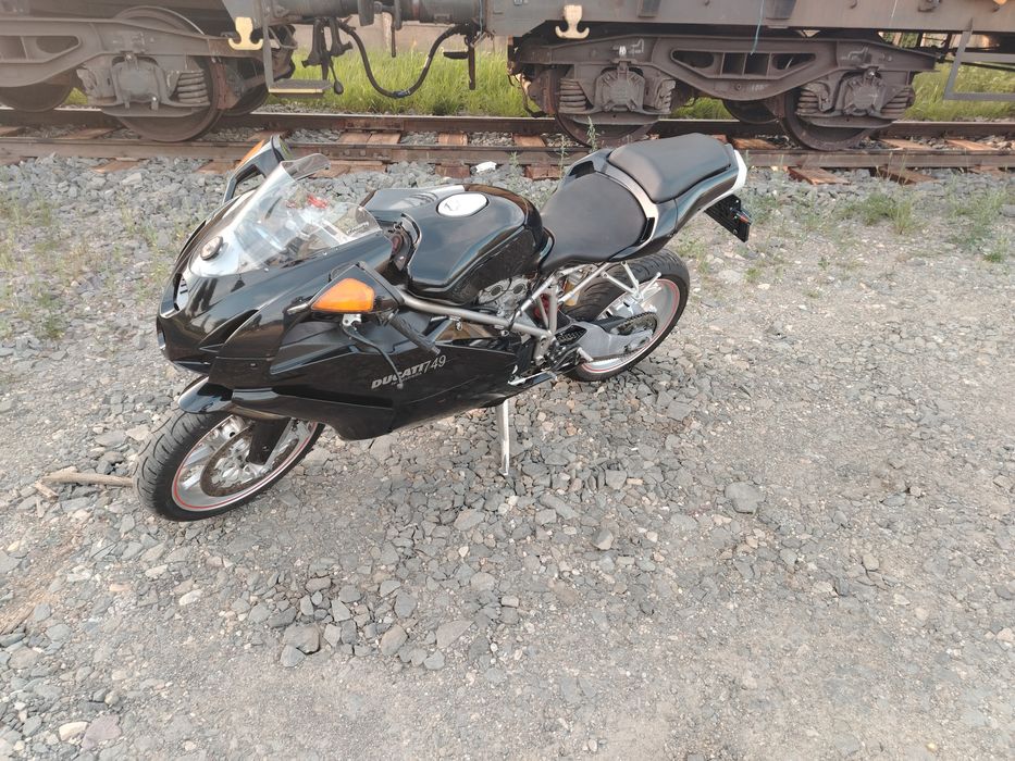 Vând Ducati 749 an fabricație 2004
