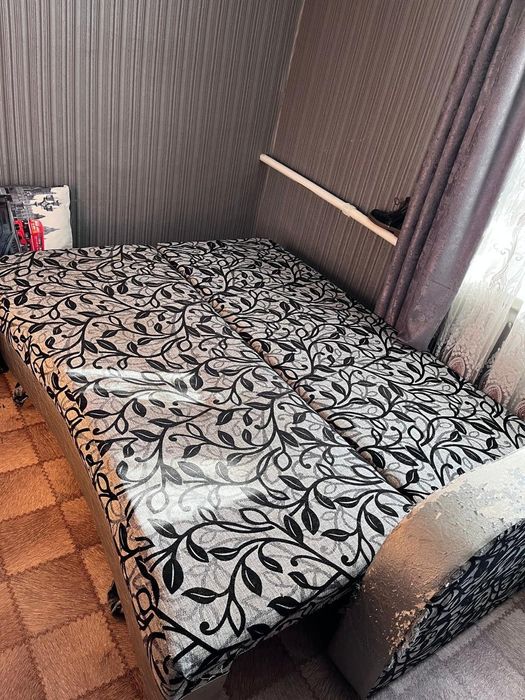 Тахта в среднем состоянии.