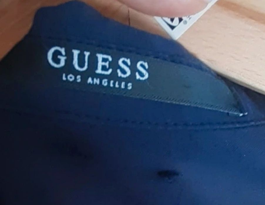 Cămașa Guess material f.usor placut. Masura 36