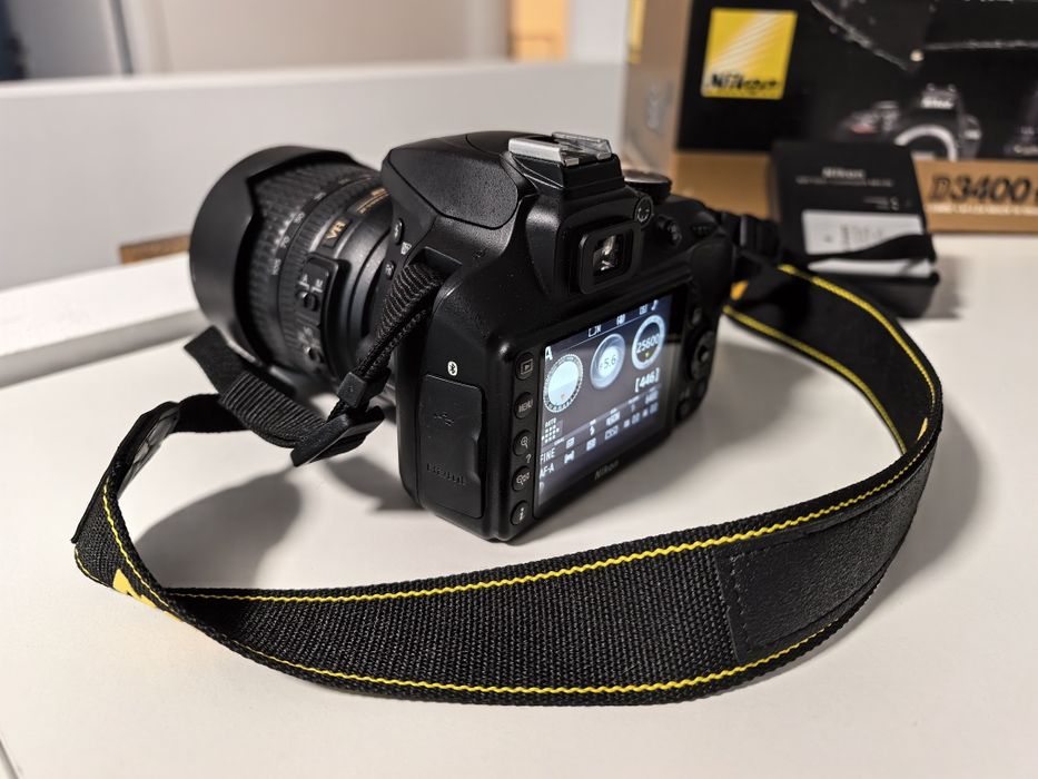 Nikon D3400 cu obiectiv 18-105