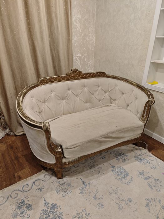 Диван резной в классическом стиле