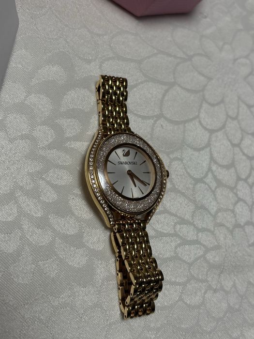 Златист часовник Swarovski
