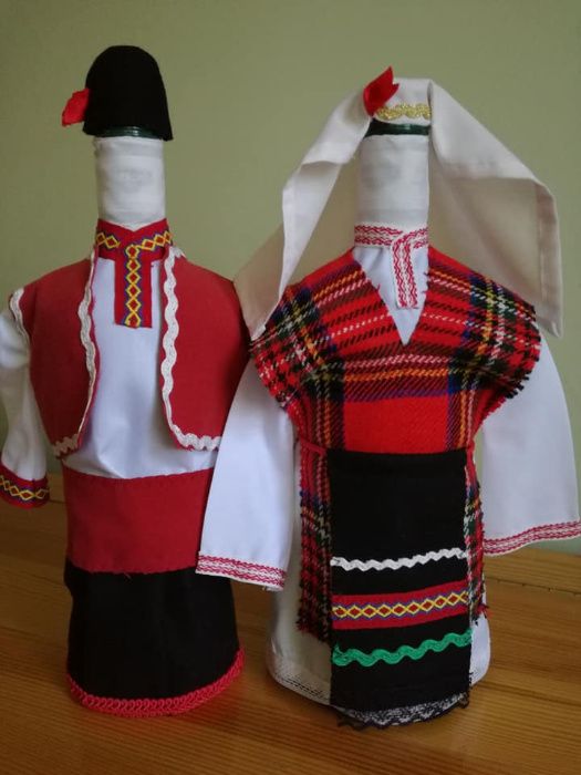 Бутилки с народни носии