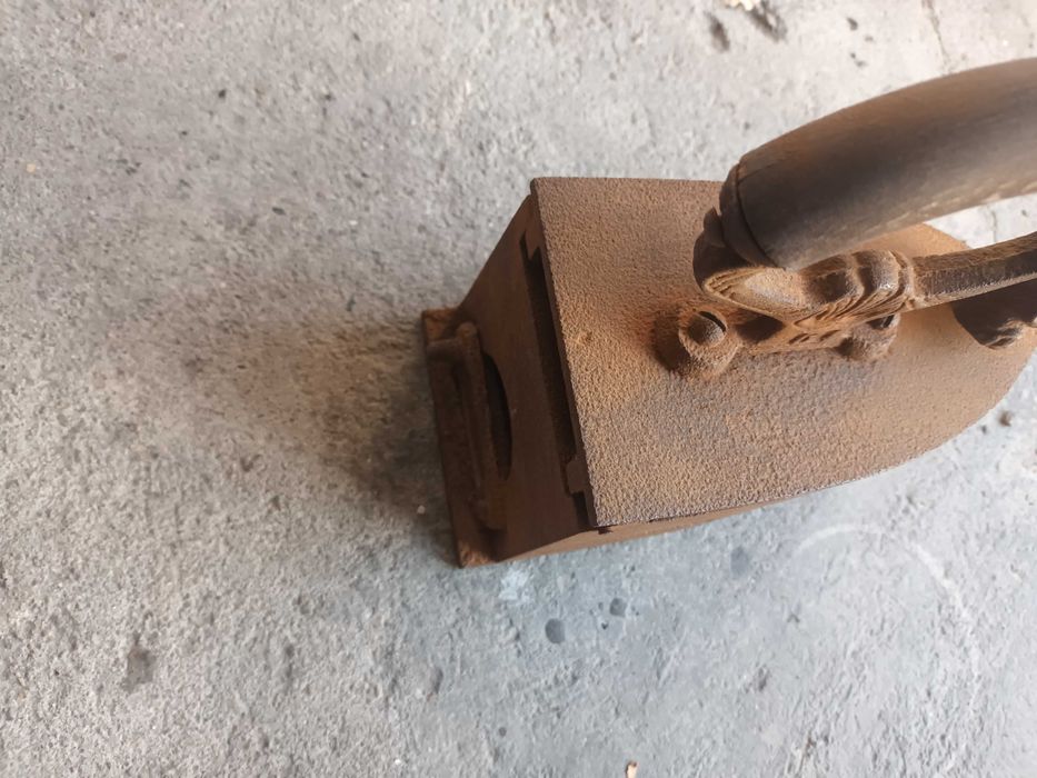 Продавам 100 годишна ютия, която е работила със жар!