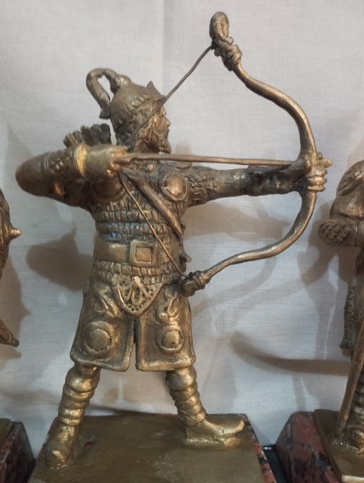 Статуэтки сувенир бронза