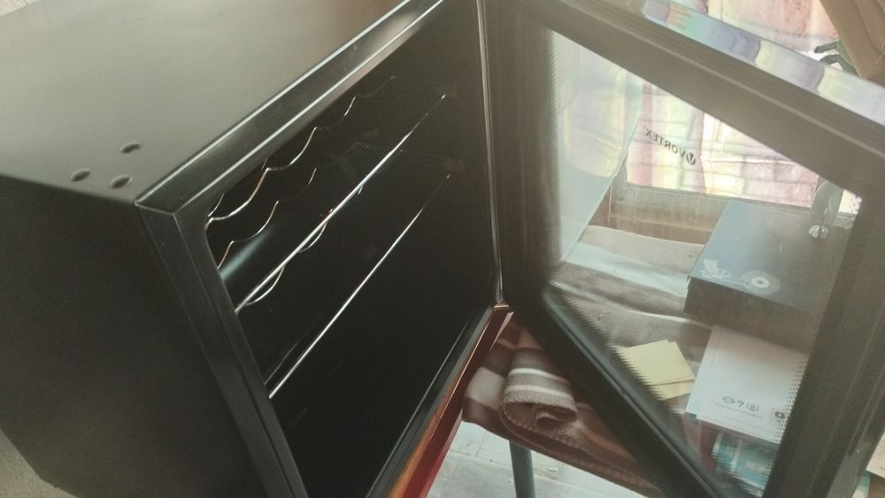 Frigider cu sticla în fata, și compresor , aparat nou