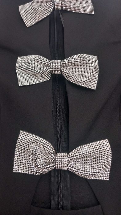 Rochie elegantă neagră cu funde strălucitoare – mărimea S