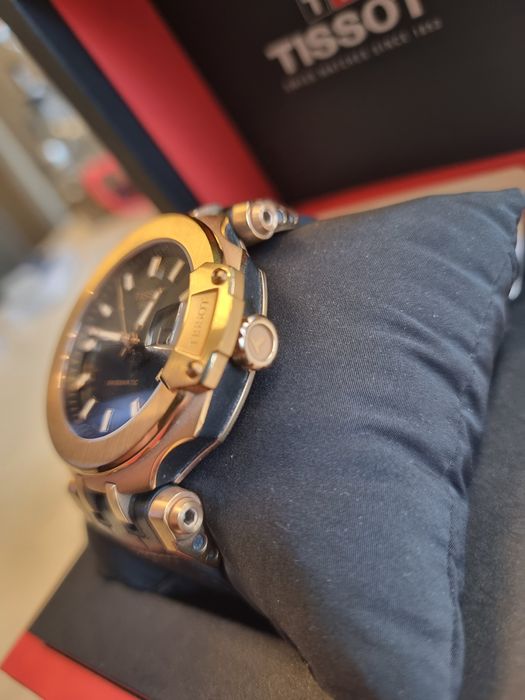 Часовник Tissot gold.