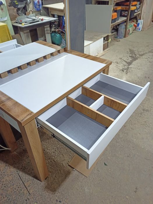 Современное трюмо с подсветкой .