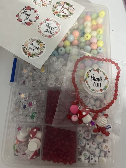 Ръчно изработени гривнички ,които идват с подаръче(гривничка)най-често