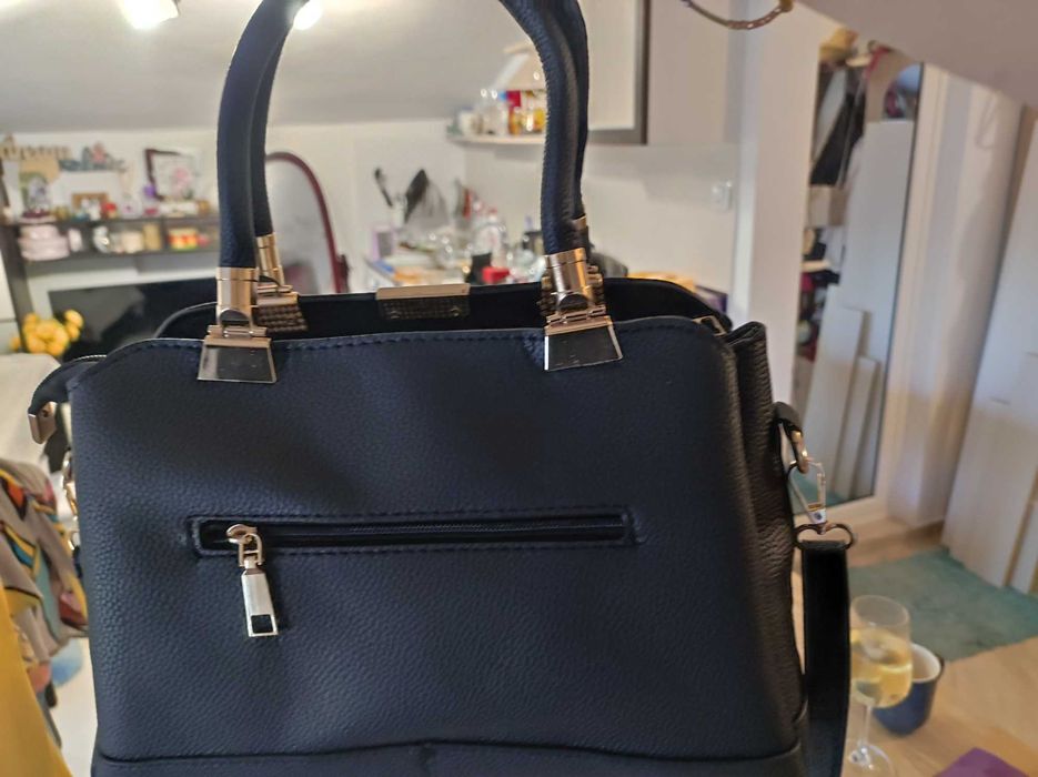 Продавам черна дамска чанта