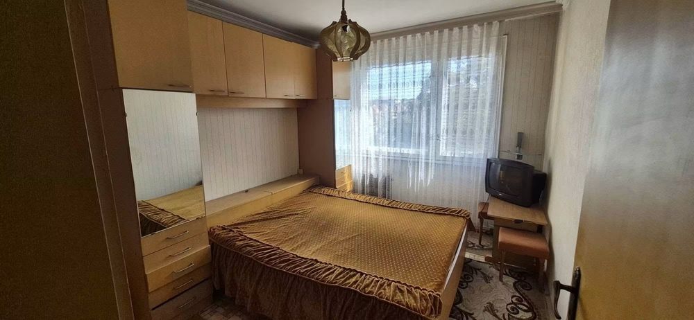 Продавам тристаен тухлен