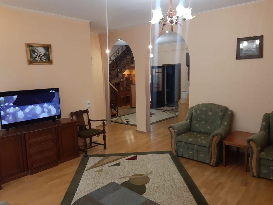 Ultra Central Casa cu etaj de i chiriat