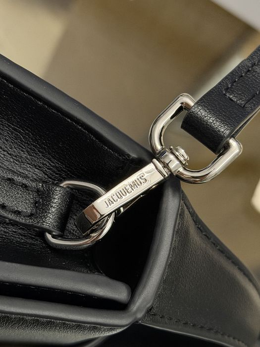 Geanta Jacquemus neagra cu scris argintiu