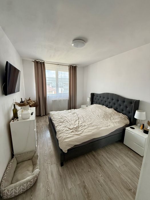 PROPRIETAR vând apartament cu 3 camere + parcare – Florești