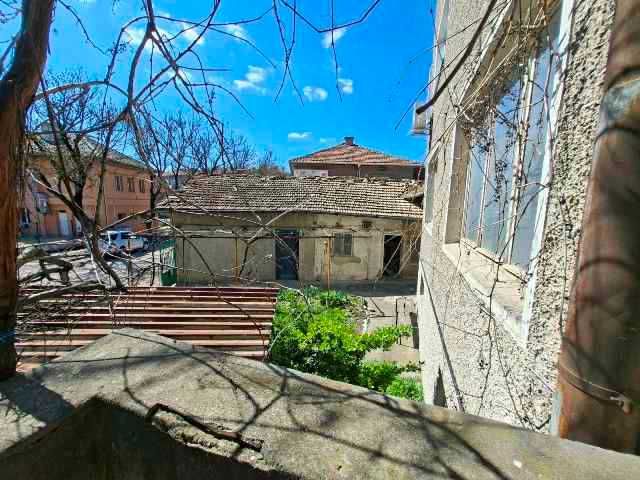 4-стаен апартамент с допълнителна постройка, Търговище, Център , 185 кв.м.