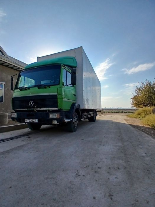 Mersedes bena mashina yurib turibdi