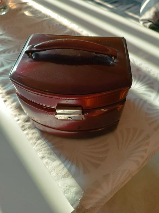 Кожена кутия за бижута